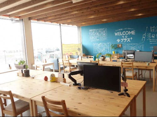 仕事や作業に集中できる今プラスの「集中ルーム」。大きな窓があり開放的な雰囲気です。