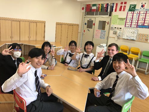 アート部英語コースのみんな。カードゲームを英語で!