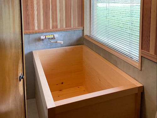 蔵にはお風呂も。ヒノキ製で天然素材の香りに包まれる