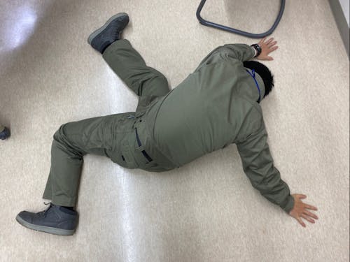 倒れているわけではなくて、身体で北海道を現した北海道ポーズ。