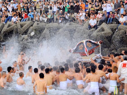 伝統ある「みなと八朔まつり」では、神輿が威勢よく海に飛び込む「お浜入り」の迫力で観客を圧倒する