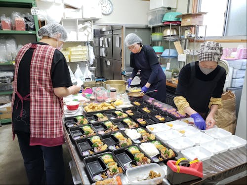 お弁当づくりの様子