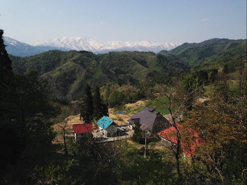 集落と飯豊連峰