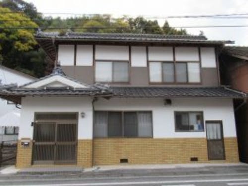 物件付属の駐車場は軽自動車1台分。状況に応じて駐車場は借りる必要あり。