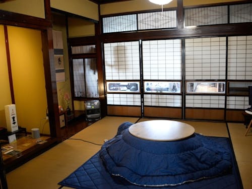 ミーティングや寝泊まりなど様々な形で活用される町の秘密基地。