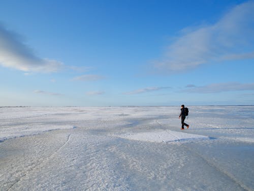 厳冬期に現れる地平線まで続く氷の平原「氷平線」。凍った海の上を歩けるのは、日本の中でここだけ。オンリーワンが沢山詰まった場所、「野付半島」にぜひ一度訪れてみてください。
