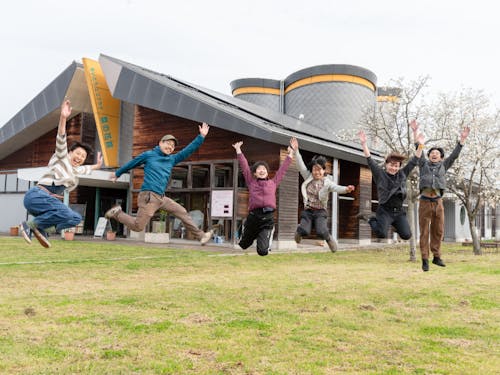 菜の花館とスタッフ