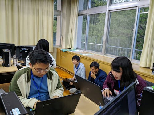 BITの学生たち。ちょっと疲れたら校庭に出たりしています。