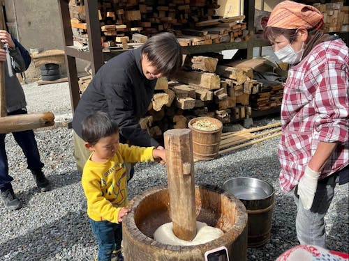 11月には新米の餅つき体験