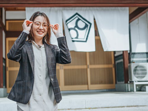 メガネのまち鯖江市での活動を経て、今も鯖江に暮らすパーソナリティの根本