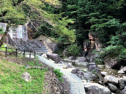 水遊びや涼を楽しむのにぴったりな宇曽川渓谷