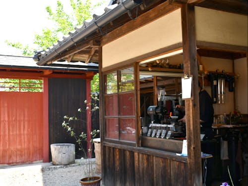 「藤村本家 漆・金継ぎ工房」の隣にオープンした「浮岳珈琲」。推薦本を販売している。