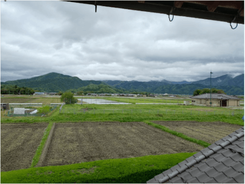 ２階の窓から見える風景。手前の畑も敷地内です。広い！