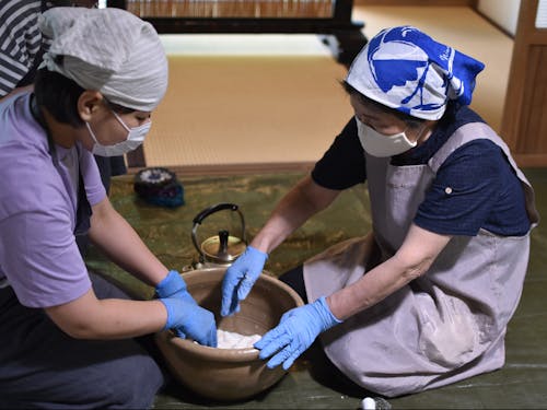 べに鉢で米粉団子をこねます。