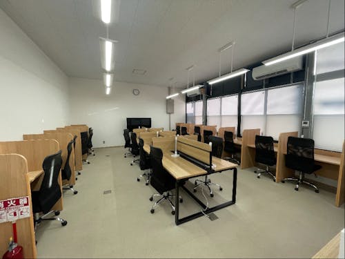 室内は衝立付きの集中できるデスクを用意しています。