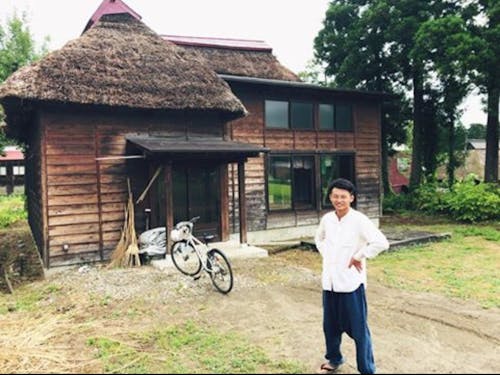 ぼくが補修しながら住むかやぶき屋根の家