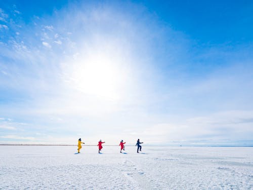野付半島の内湾が凍って現れる一面の銀世界「べつかい氷平線」。日本で海が凍るのはここ別海町だけ。オンリーワンの体験があなたを待っています。