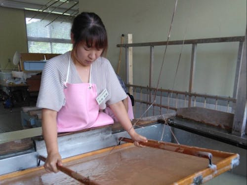 地域おこし協力隊の赤津有美さんと一緒に和紙すき体験しましょう