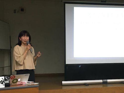 伊東商工会議所にて「まちづくりへの関わり方」の講演をしている様子