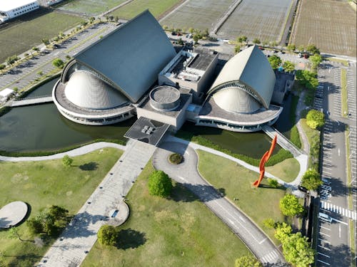 のどかな田園に囲まれた「ハーモニーホールふくい」