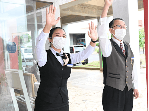 ホテルでお客様をお見送り