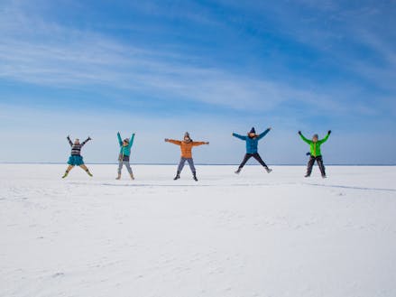 凍った野付湾は、地平線まで続く一面の銀世界。「べつかい氷平線」と呼ばれ、冬には凍った海の上を歩くオンリーワンの体験に多くの観光客が訪れます。遠近感が分からなくなるので、それを活かしたトリック写真も楽しみ方の１つ。