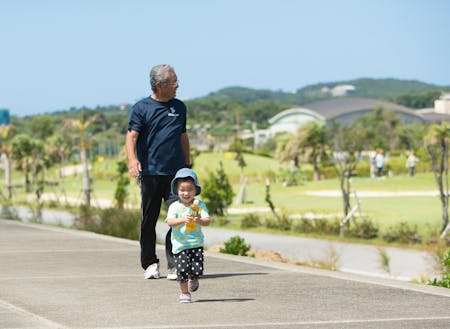 おじいちゃんと海沿いをお散歩！