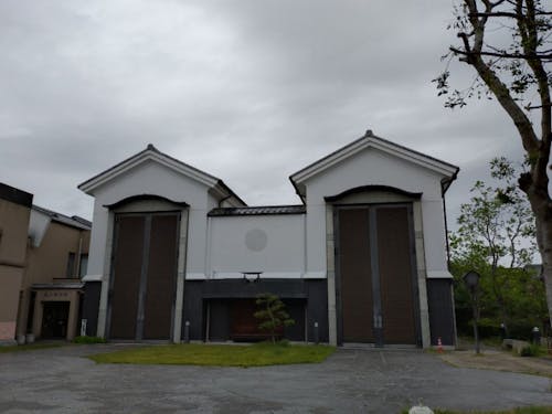 街中には13基ある曳山を収蔵する山蔵が点在しています