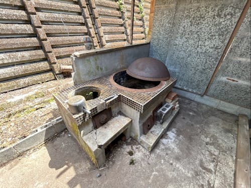 外には大きな釜戸が!