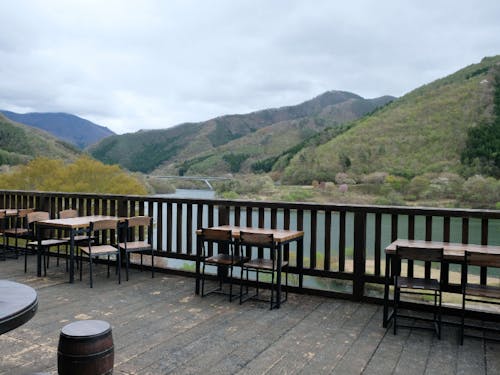 ⑦龍の湖カフェのテラス席からの風景です