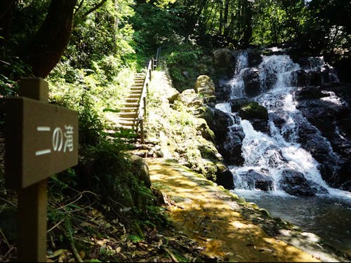 しぶきを感じる気持ちいい登山道