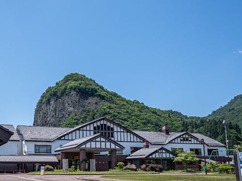 自然に囲まれた温泉で疲れを癒してください。