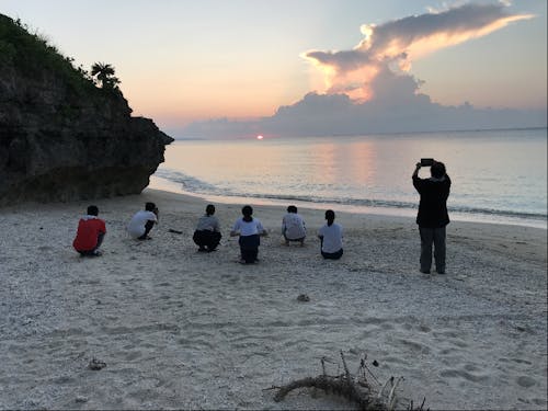 近くの海岸で生徒とBBQ