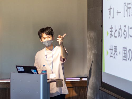 自身の探究プロジェクトについて発表している様子