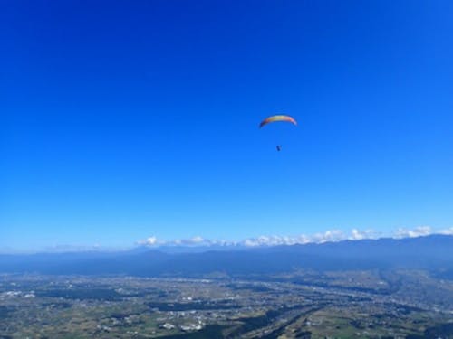 パラグライダーが圃場の近くで飛ぶ様子も見られるかも?!