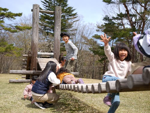 キャンプ場のアスレチックで子どもたちはみんな仲良しに!