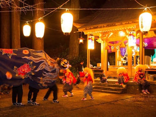 夜はお宮で舞いを披露します