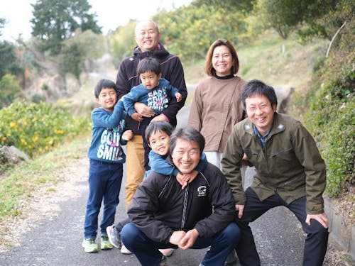 移住した家族と地元の方との一コマ。移住後のサポートも安心です。