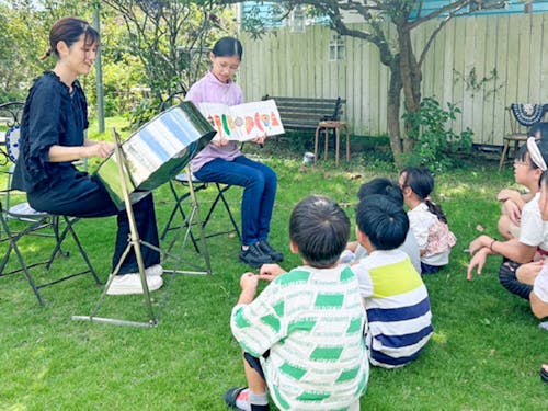 「みんなの思い出の場所になったら」と野阪さん。村内では子どもがかけ回ったり、音楽や自然と触れ合ったりする姿も