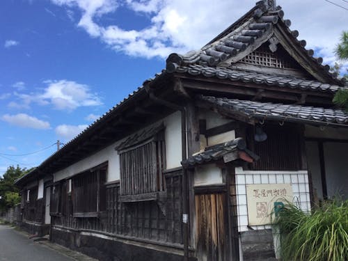 萩ではこういう建物の奥が“カフェ”だったりします。