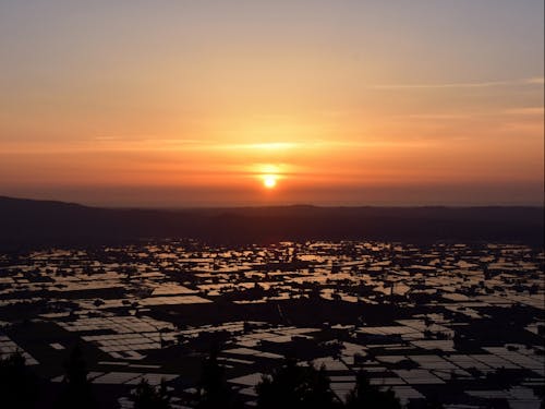 歴史あるまちなかを少し離れると美しい散居村の風景が望めます