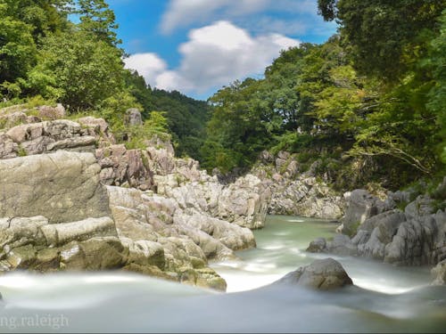 大瀧神社の大蛇ヶ淵。湖東流紋岩の巨石と犬上川の景観。紅葉の名所です。