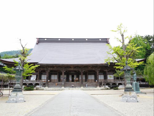 まちのシンボルとなっている井波別院瑞泉寺の前を神輿を担いで通ります