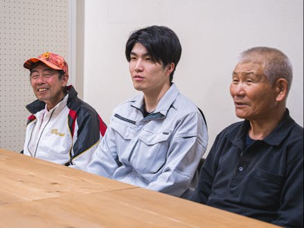 活動をサポートするベテラン猟師 福田さん（左）、市役所職員 川村さん （中）、猟友会副会長 久保さん（右）