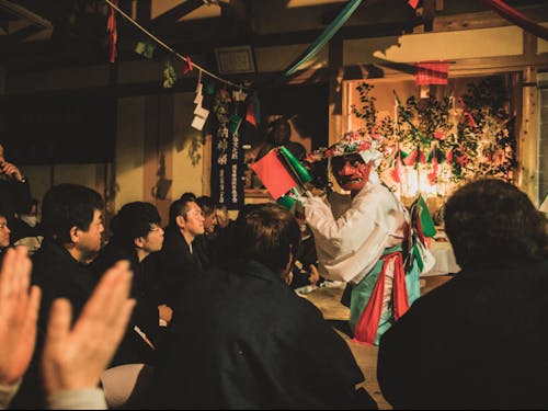 椎葉の荘厳な神楽の様子