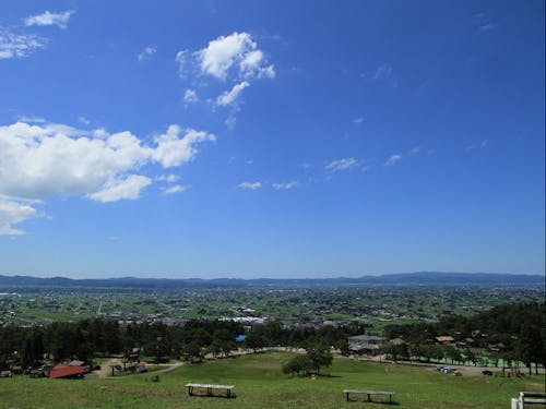 歴史あるまちなかを少し離れると美しい散居村の風景が望めます