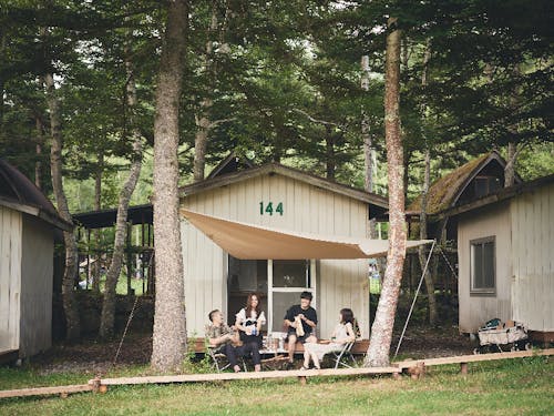 キャンプ場は芝生を小屋(キャビン)が囲んでいる風景