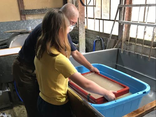 徳地和紙の手漉き体験のようす