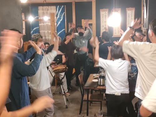 週末は島の方との交流。踊りをマスターすれば立派な島人!