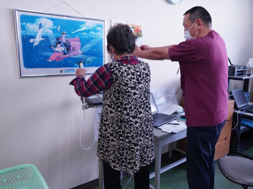 域内病院と連携しシニア層を対象に体内成分の測定を行う様子